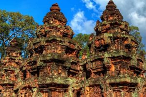 Banteay Srei visiting with go cambodia tours (2)