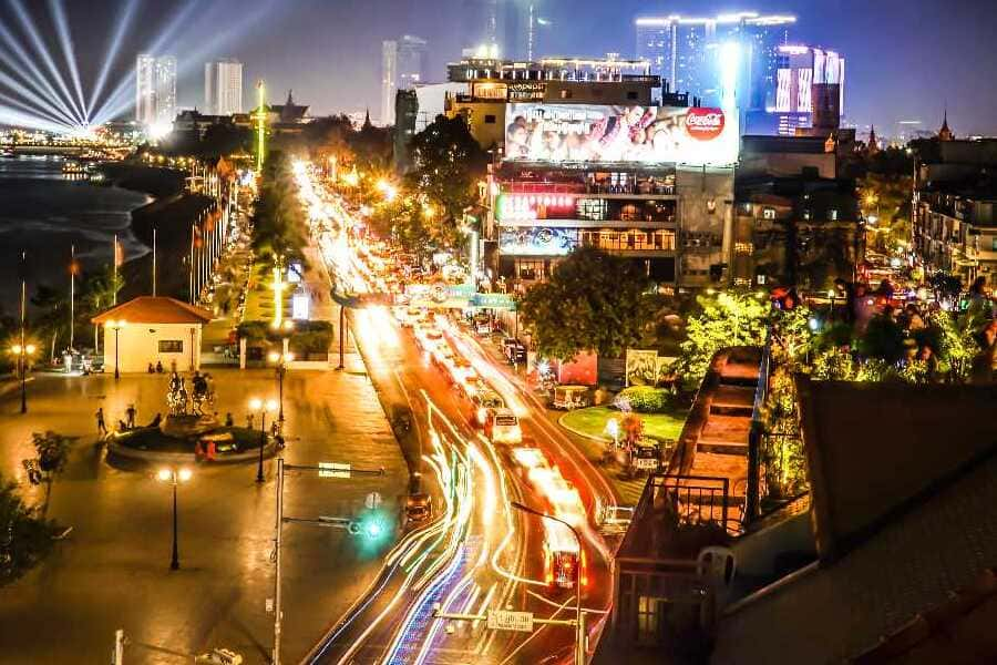 Nightlife in Phnom Penh with go cambodia trips (1)